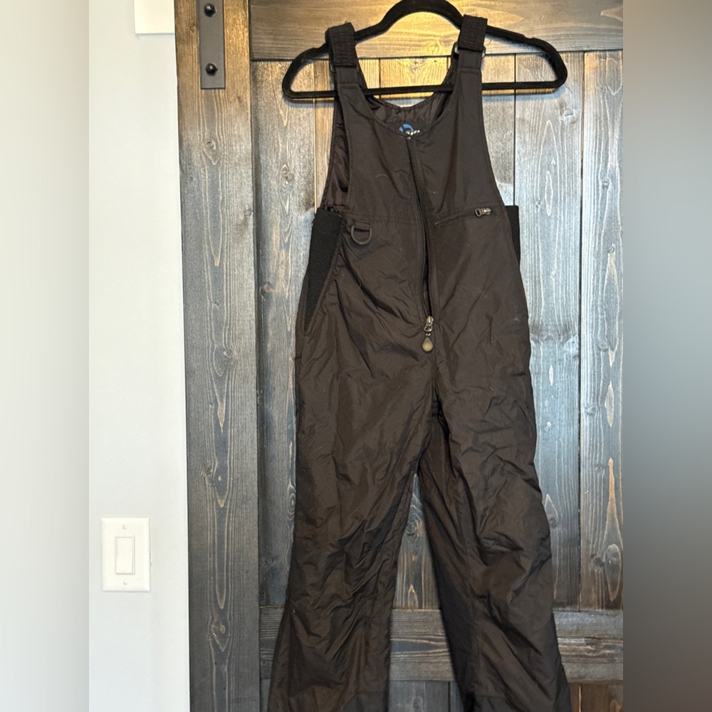 Snowsuit bib style